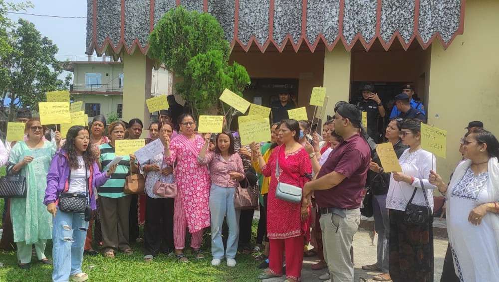 झापामा स्वास्थ्य बिमा दर्ता सहयोगी आन्दोलित, कार्यालयमा धर्ना दिँदै गरे नाराबाजी