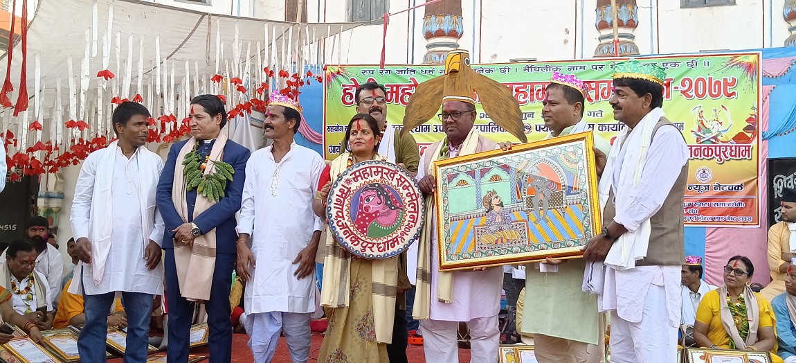 महामुर्ख जनकपुरका मेयर र ऋषि धमला पटमुर्ख: लगाइदिए करेलाको माला