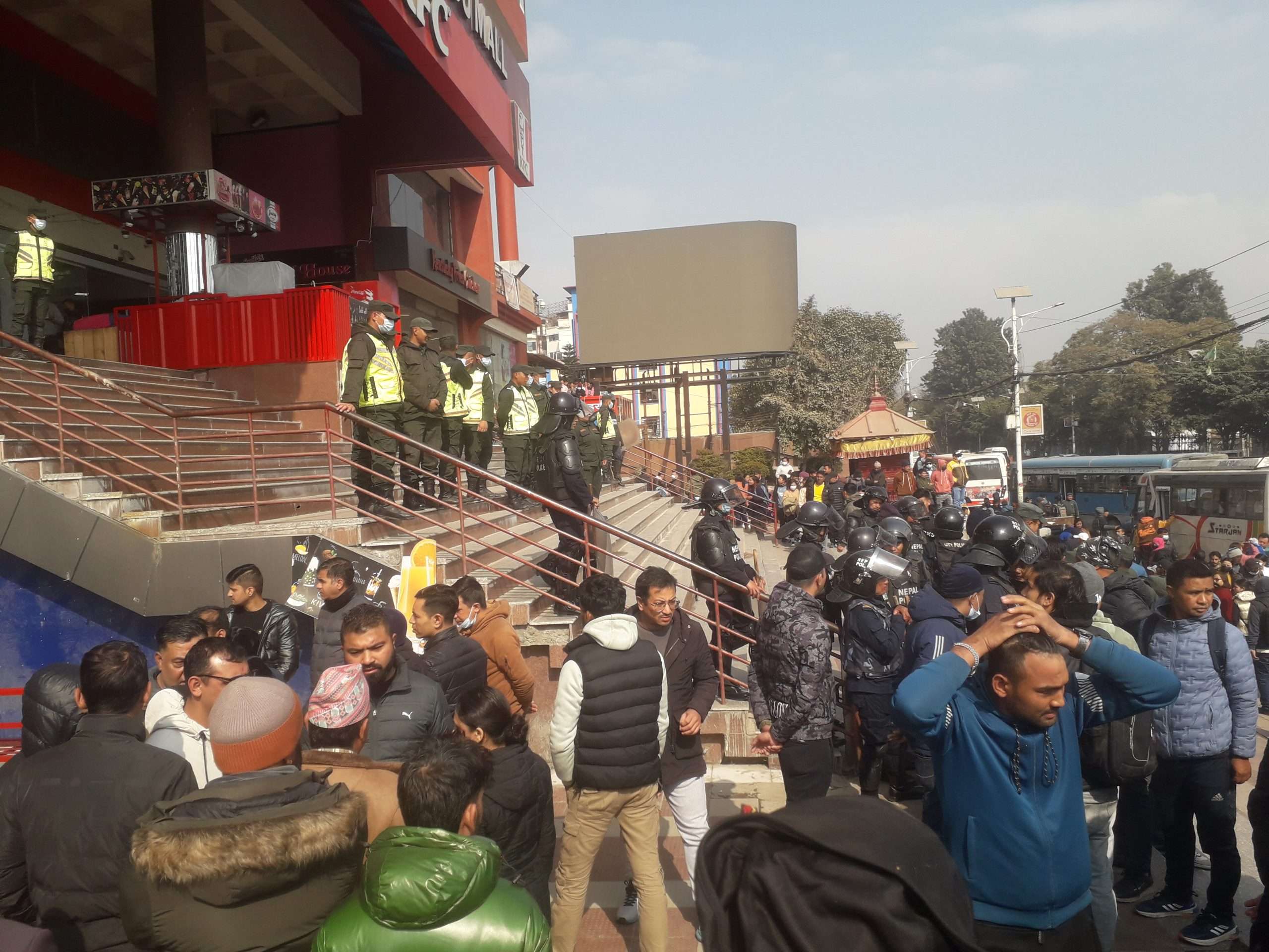 काठमाडौ मलको बेसमेन्ट पार्किङ्ग खाली गर्न डोजर चलाउने तयारीमा महानगर(फोटोफिचर)